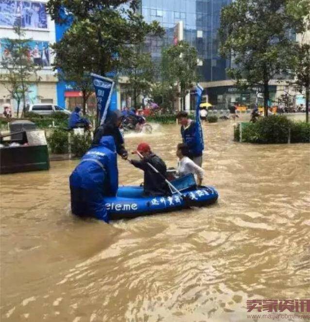 暴雨天订单多,饿了么划船送外卖