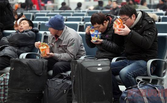 "春运必备神器"方便面堪称中国的全民食品，食用人群广泛，每年有400多亿包方便面被中国人吃掉，相当于其世界总消费量的一半