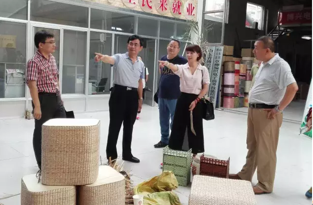 七仙女遇到互联网:打工仔变身草柳编大王