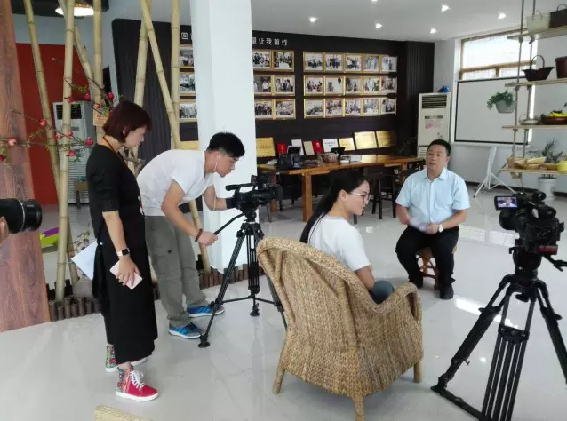 七仙女遇到互联网:打工仔变身草柳编大王
