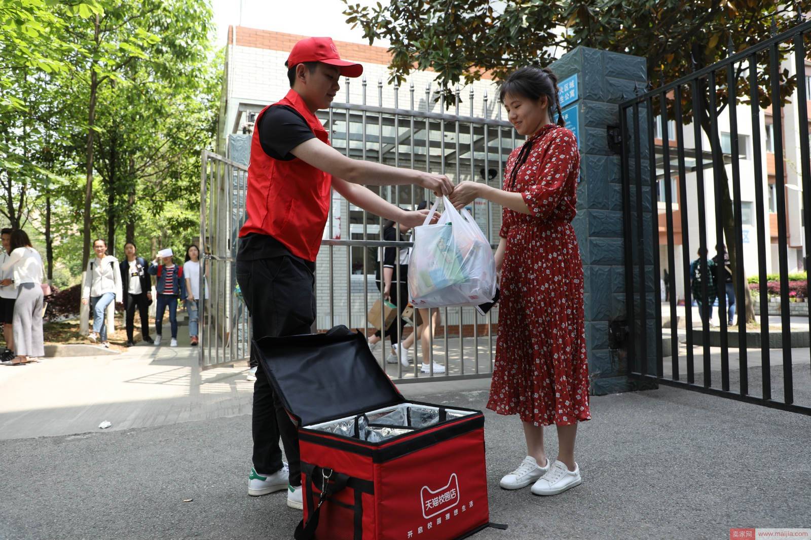 新零售开到宿舍楼下，全国首个天猫校园店花落四川师范大学